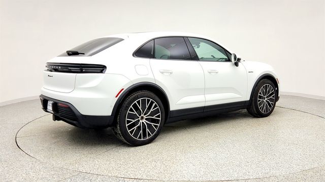 2025 Porsche Macan Electric 4 AWD w/ Premium Package & 21'' Wheels (351-mile range) - 22983242 - 4