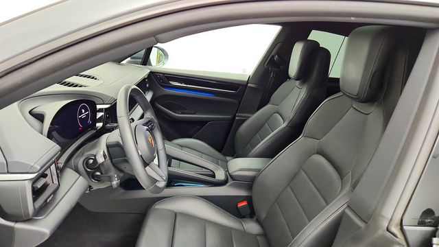 2025 Porsche Macan Electric RWD w/ Premium Pkg, Passenger Display & Surround View - 23033796 - 18