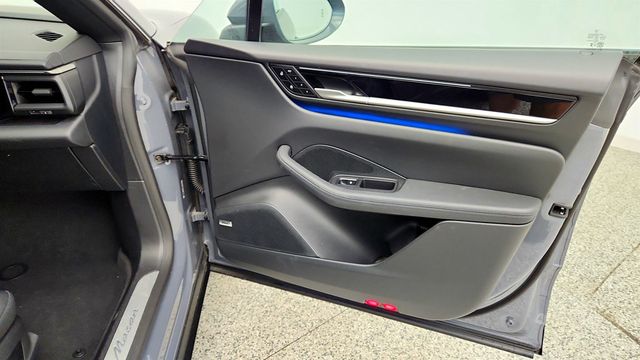 2025 Porsche Macan Electric RWD w/ Premium Pkg, Passenger Display & Surround View - 23033796 - 24