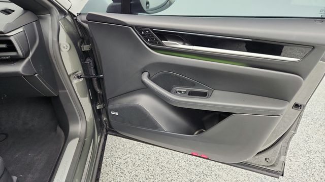 2025 Porsche Macan Electric with Premium Package, 21'' Wheels & Passenger Display - 22956586 - 25