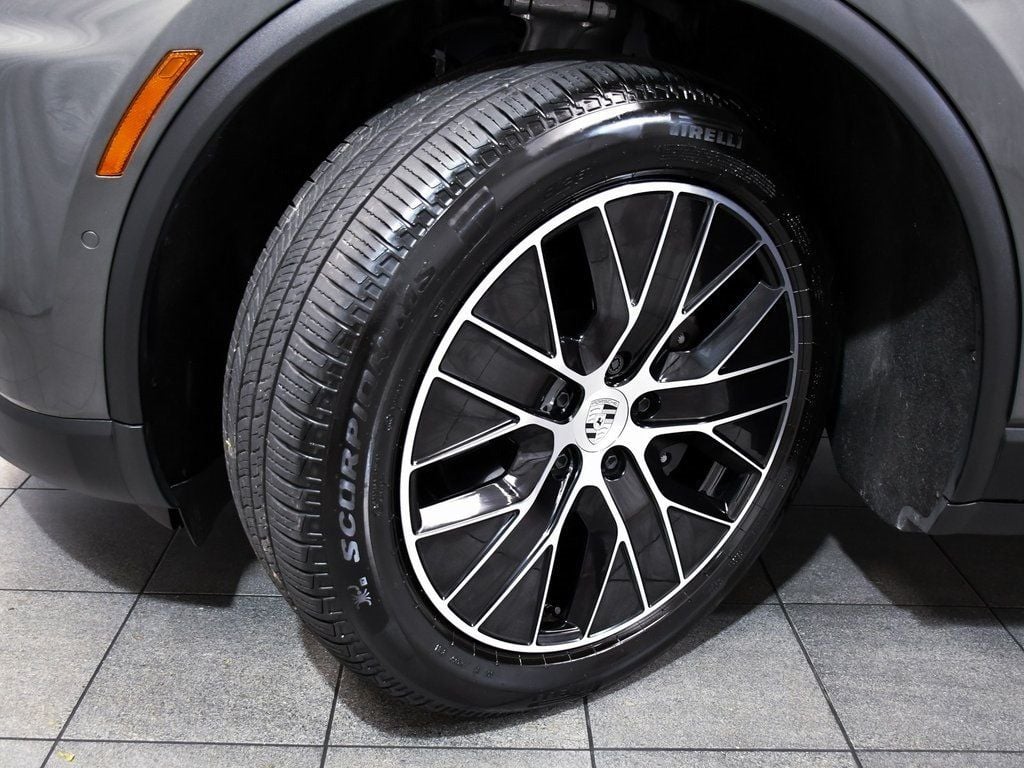 2025 Porsche Macan Electric 4 photo 2