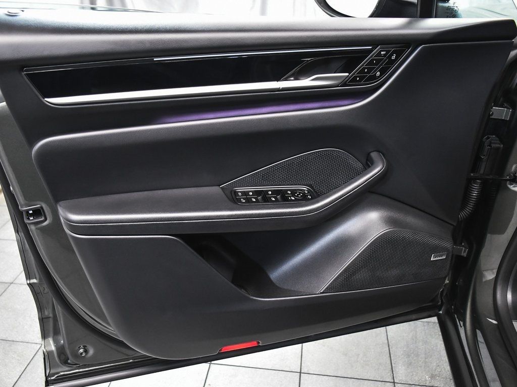 2025 Porsche Macan Electric 4 photo 4