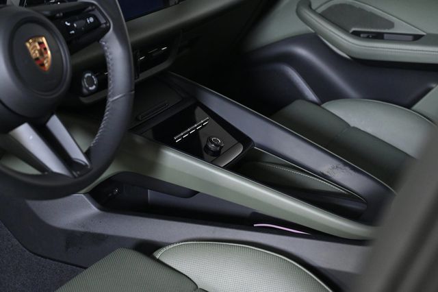 2025 Porsche Macan Electric 4S - 22923909 - 25