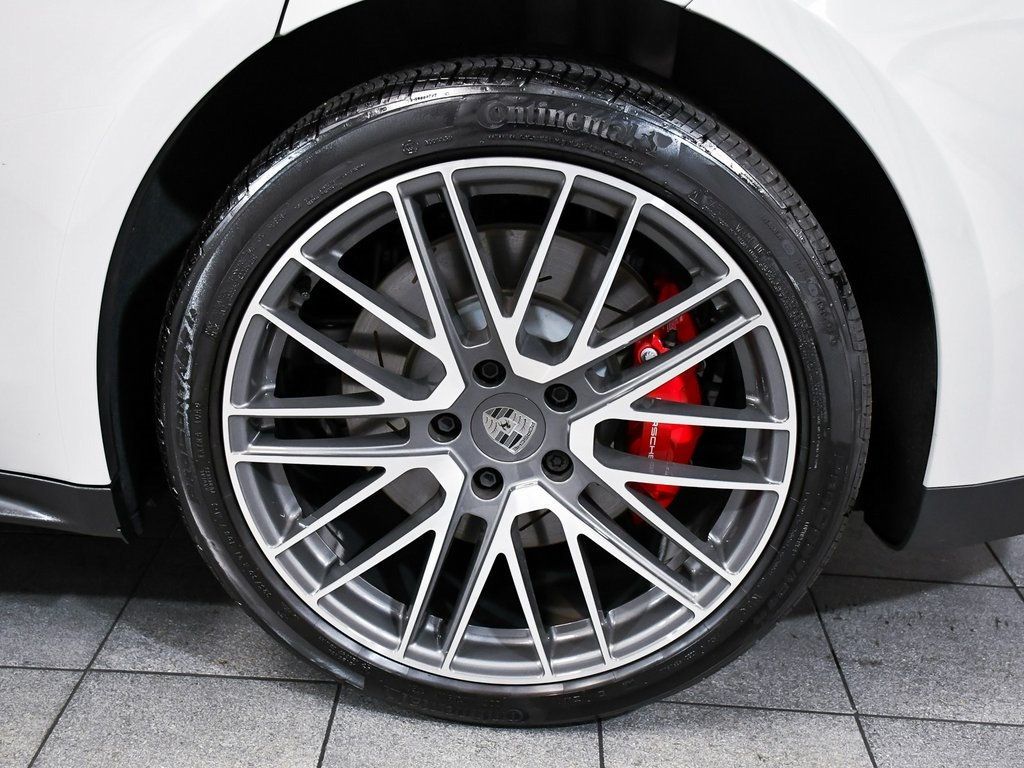 2025 Porsche Panamera E-Hybrid Turbo photo 3