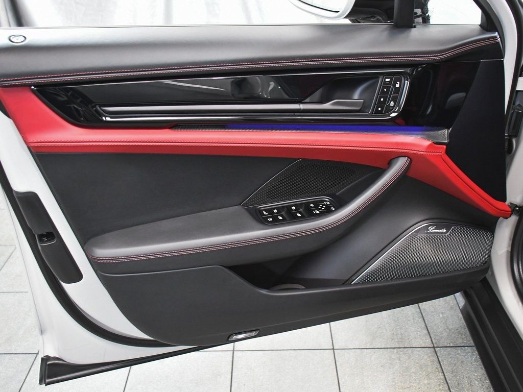 2025 Porsche Panamera E-Hybrid Turbo photo 4