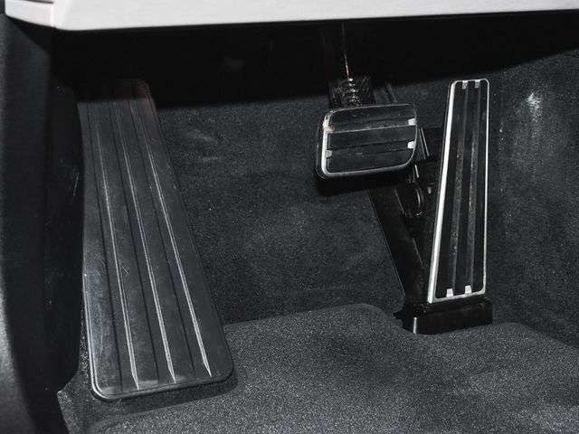 2025 Porsche Taycan Base - 22927762 - 19