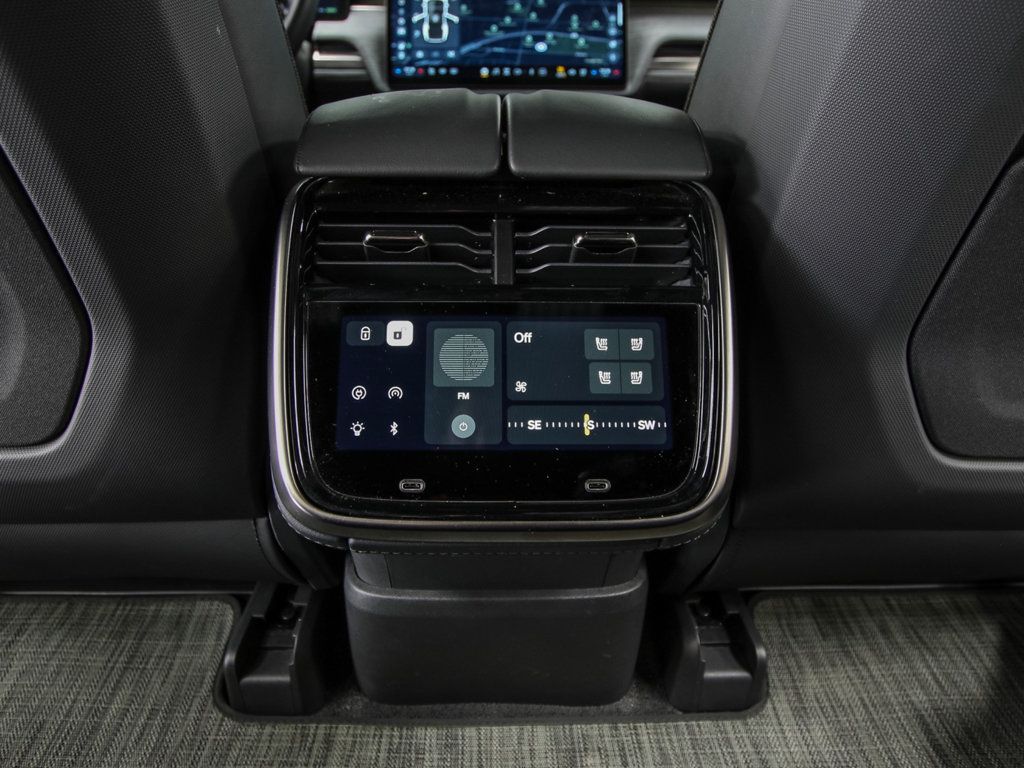 Rivian R1S photo 25
