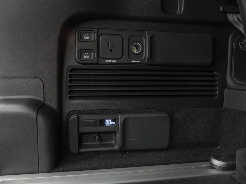 Rivian R1S photo 30