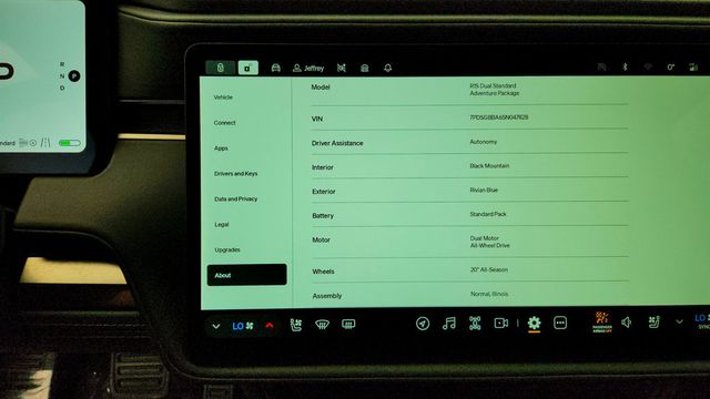 2025 Rivian R1S Adventure Dual-Motor Standard Pack w/ Autonomy Driver Assistance - 23080964 - 16