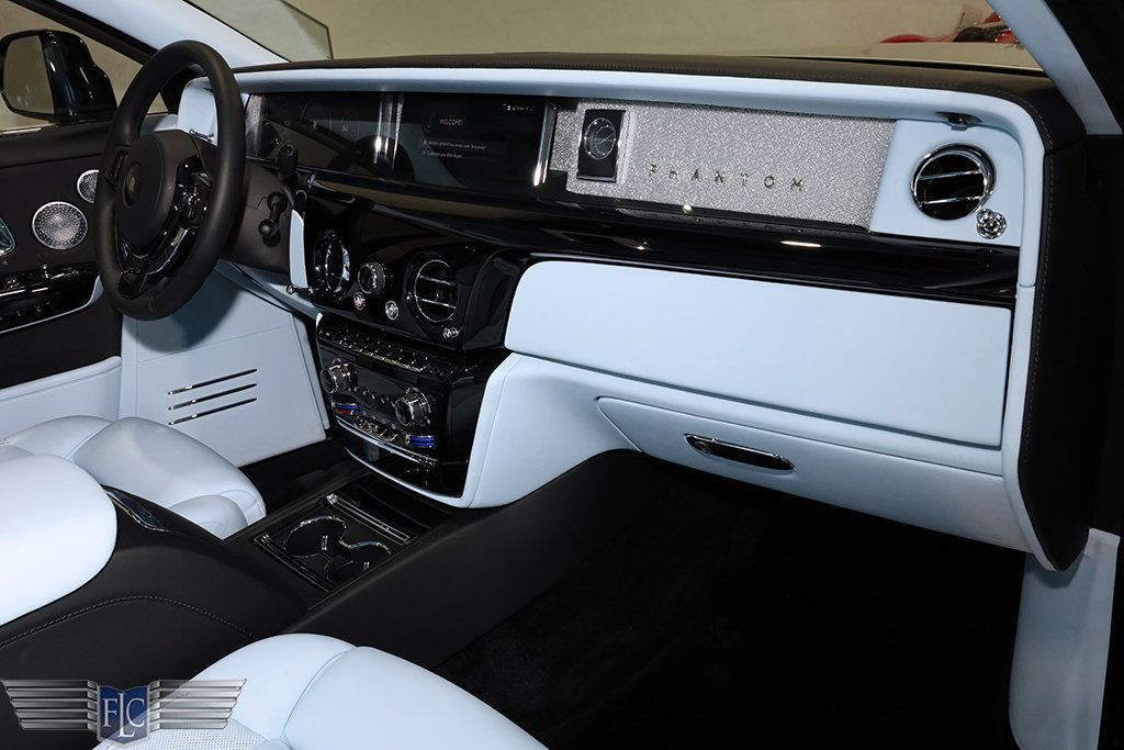 2025 Rolls-Royce Phantom Sedan - 22959551 - 26
