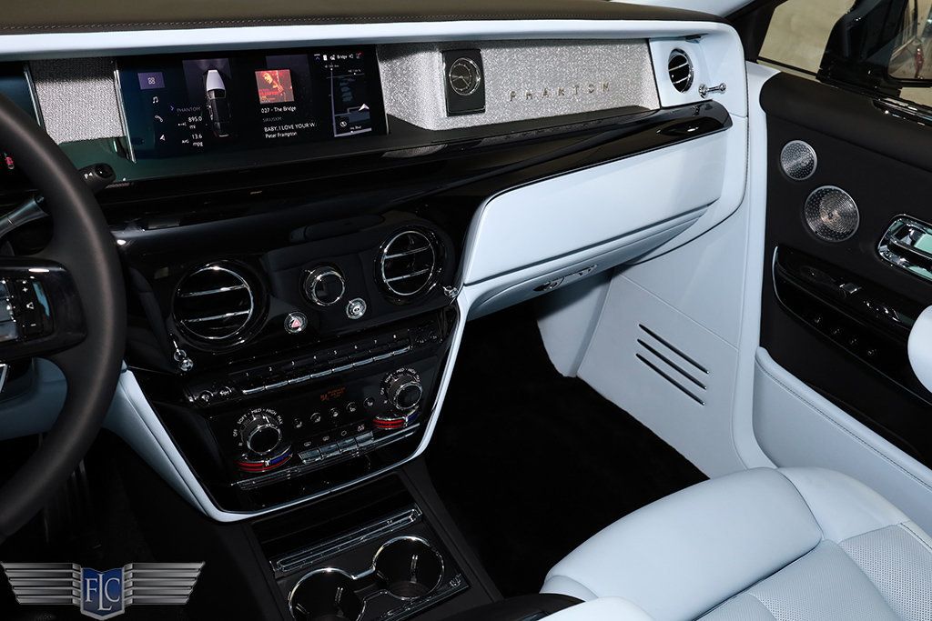 2025 Rolls-Royce Phantom Sedan - 22959551 - 28