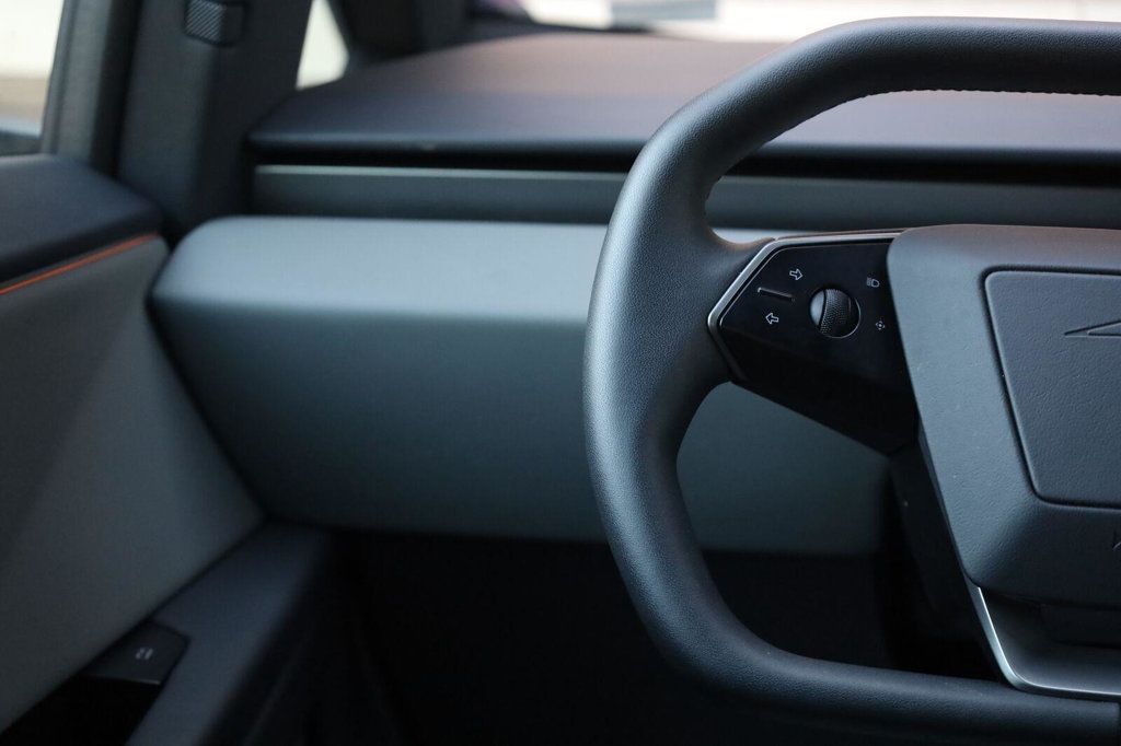 Tesla Cybertruck photo 33