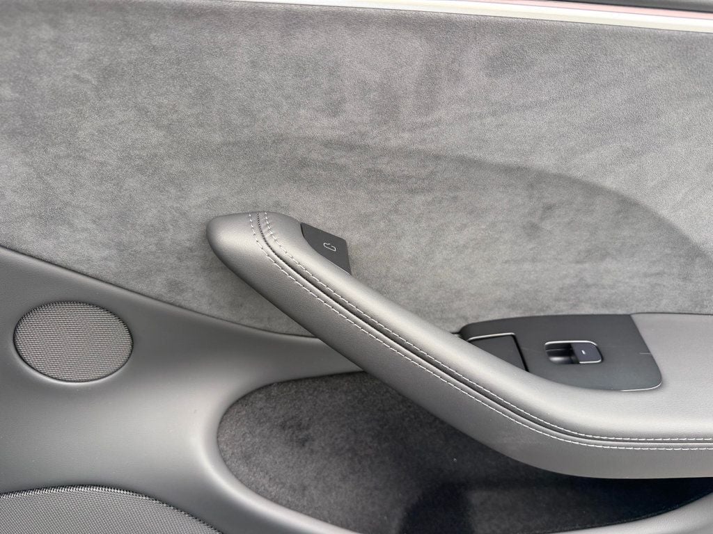 2025 Tesla Model 3 Long Range photo 29