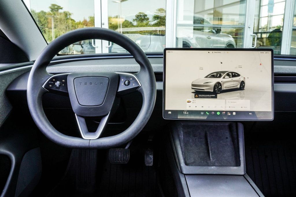 Tesla Model 3 photo 18