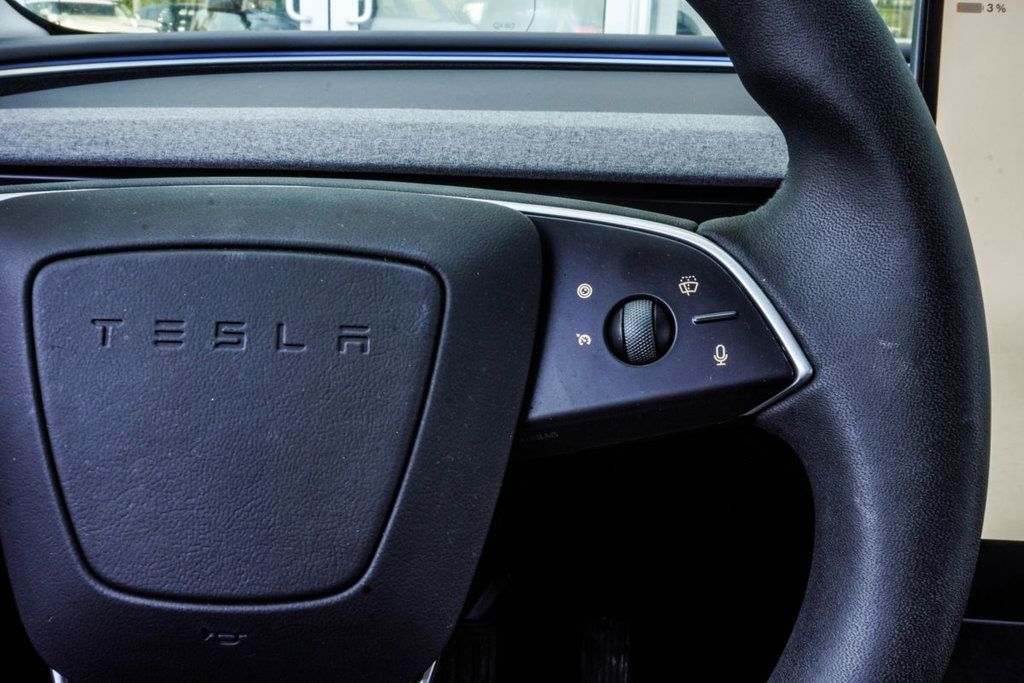 Tesla Model 3 photo 27