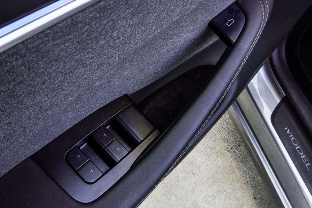 Tesla Model 3 photo 30