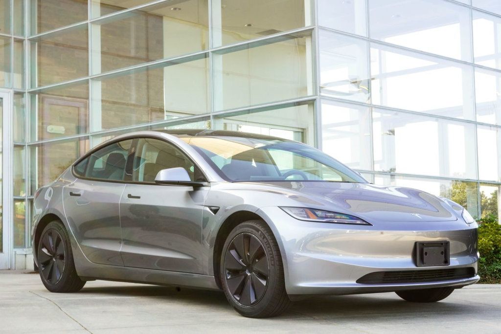 Tesla Model 3 photo 4