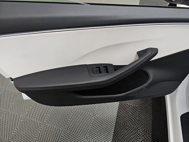 2025 Tesla Model 3 REAR SCREEN PEARL WHITE PAINT 18 INCH PHOTON WHEELS! WHITE GUTS! - 22948406 - 9