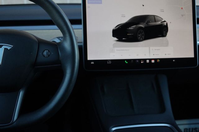 2025 Tesla Model Y Long Range - 23083408 - 32