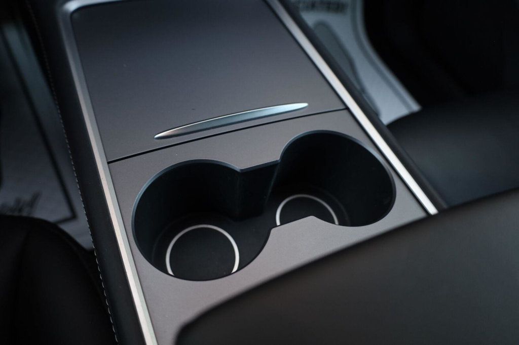 Tesla Model Y photo 39