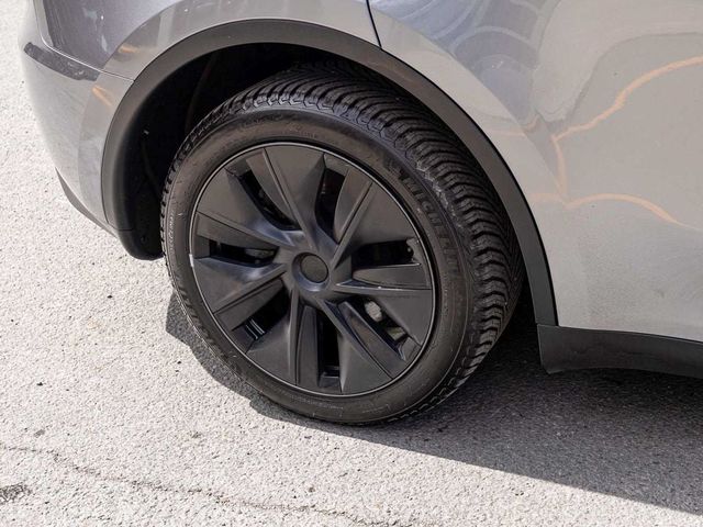 2025 Tesla Model Y Long Range - 23078120 - 9