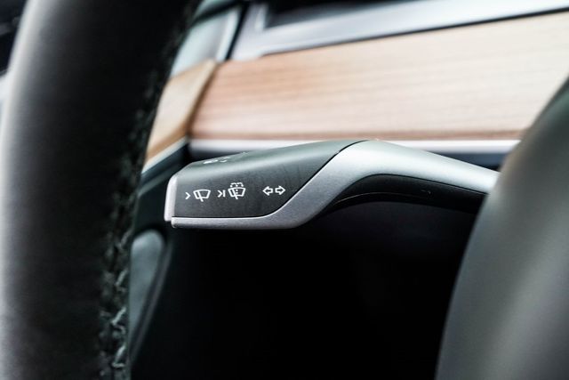 2025 Tesla Model Y Long Range RWD - 22986445 - 27