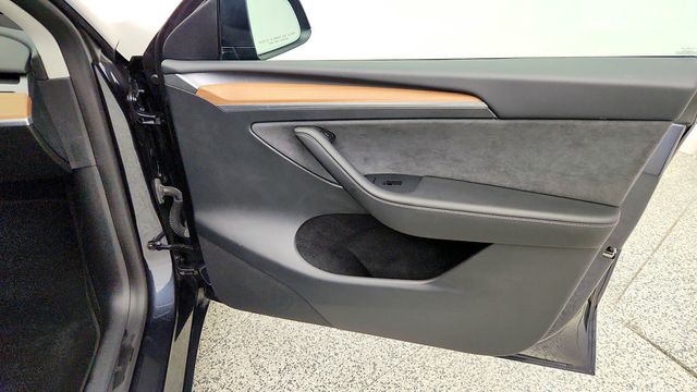 2025 Tesla Model Y Long Range RWD *Ltd Avail* - 23086634 - 30