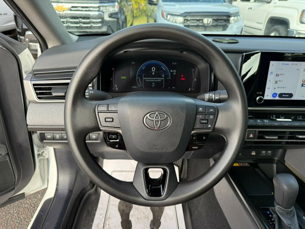2025 Toyota Camry LE photo 5