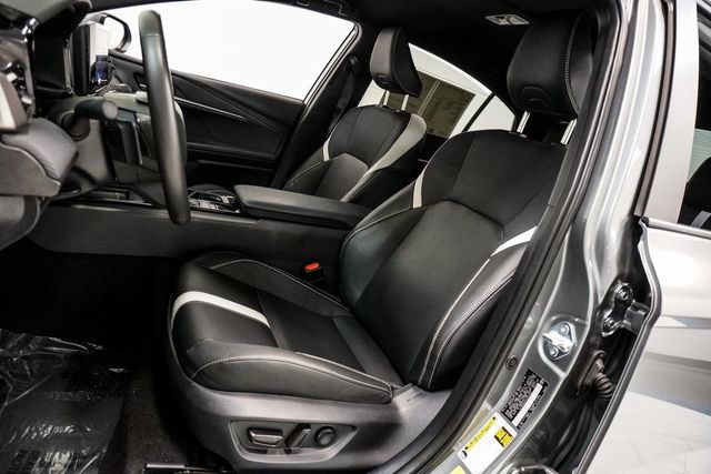 2025 Toyota Camry SE photo 4