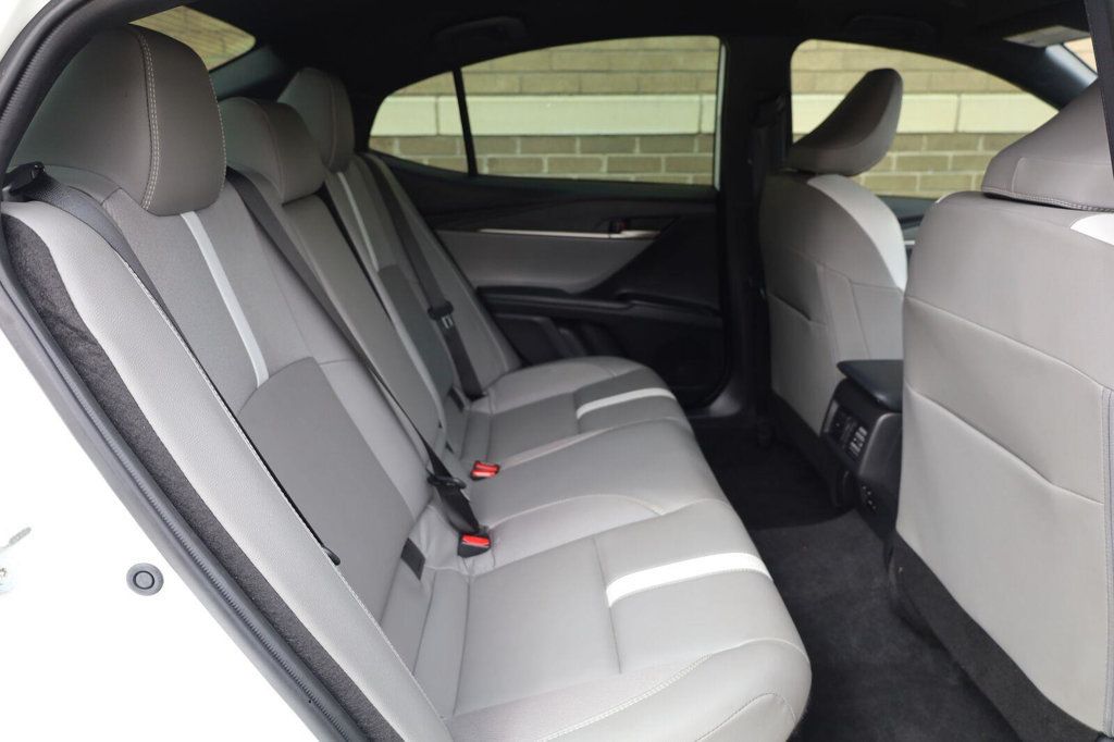 Toyota Camry photo 25