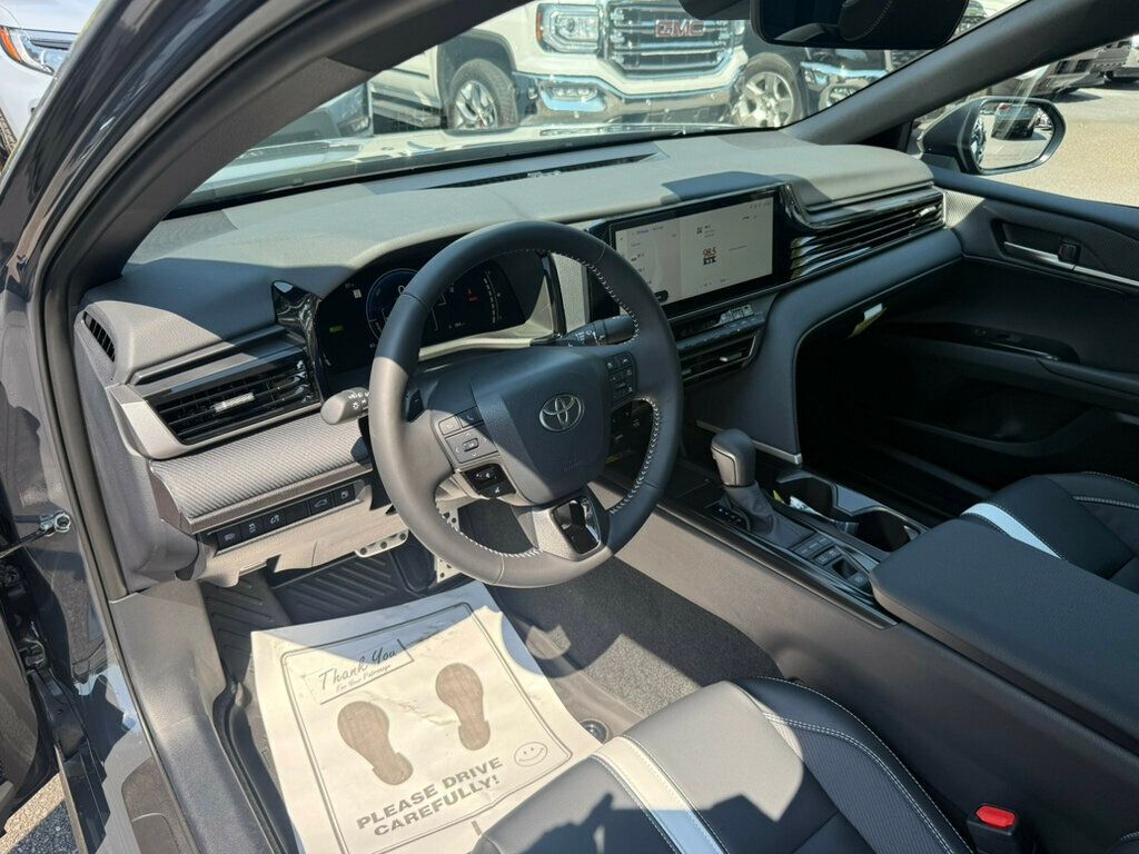 2025 Toyota Camry SE photo 3