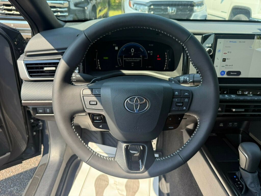 2025 Toyota Camry SE photo 5