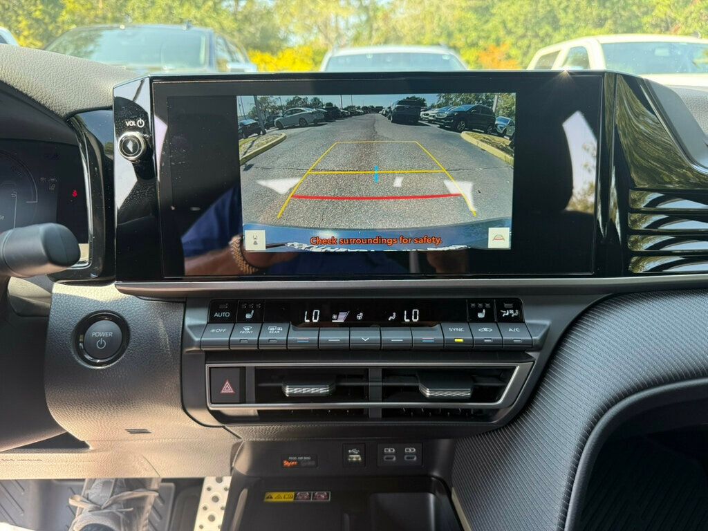 2025 Toyota Camry SE photo 6