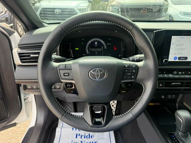2025 Toyota Camry SE Hybrid's photo