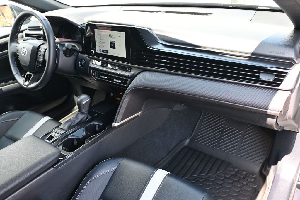 2025 Toyota Camry Hybrid photo 6