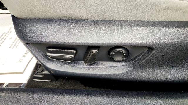 2025 Toyota Camry SE w/ Moonroof & Multimedia Upgrade Pkg - 23036843 - 11