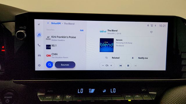2025 Toyota Camry SE w/ Moonroof & Multimedia Upgrade Pkg - 23036843 - 17