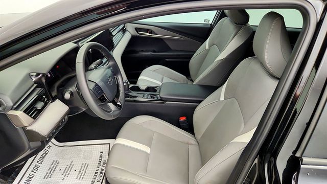 2025 Toyota Camry SE w/ Moonroof & Multimedia Upgrade Pkg - 23036843 - 18