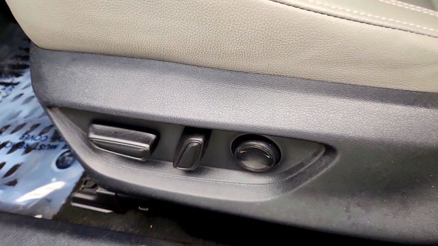 2025 Toyota Camry SE w/ Power Moonroof, Cold Weather Pkg & Convenience Pkg - 23091357 - 11