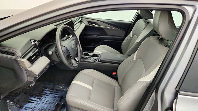 2025 Toyota Camry SE w/ Power Moonroof, Cold Weather Pkg & Convenience Pkg - 23091357 - 18