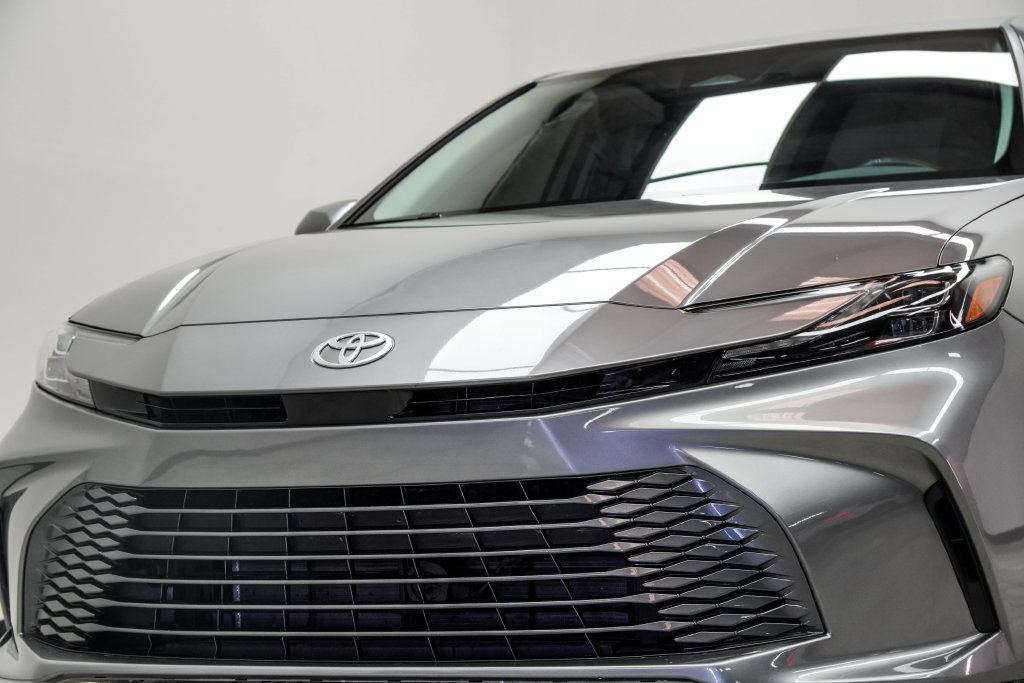 Toyota Camry photo 2
