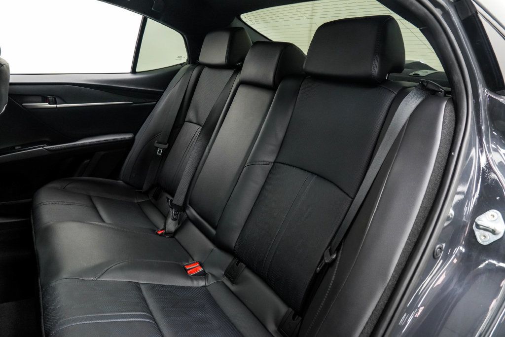Toyota Camry photo 18