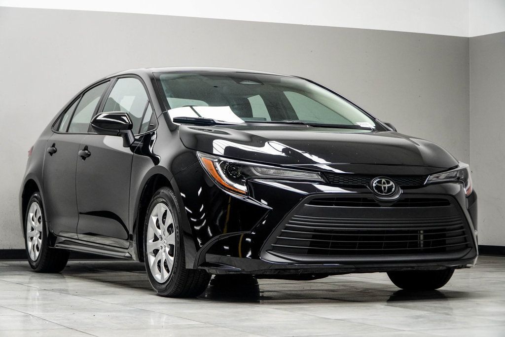 2025 Toyota Corolla LE photo 4