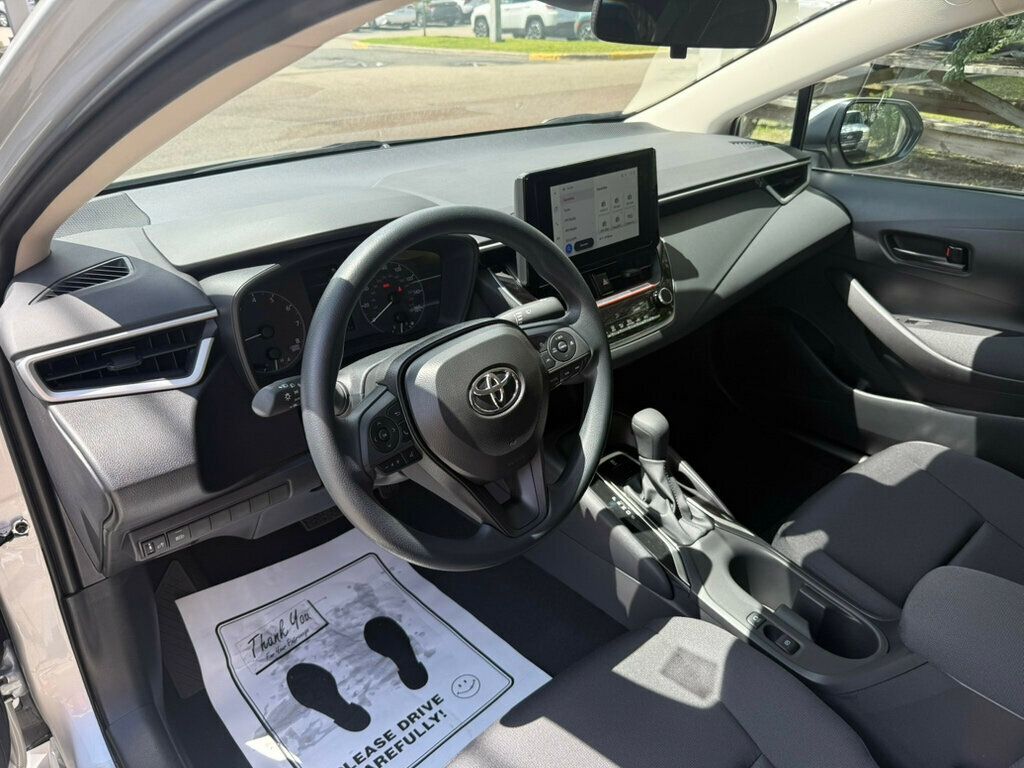 2025 Toyota Corolla LE photo 3