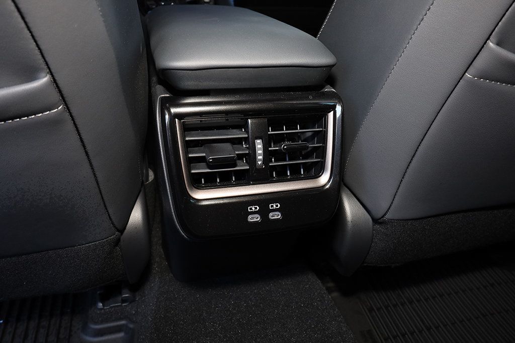 2025 Toyota Crown Signia Limited photo 14