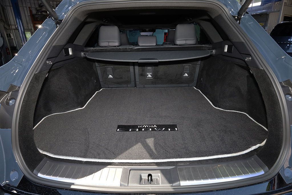 2025 Toyota Crown Signia Limited photo 15