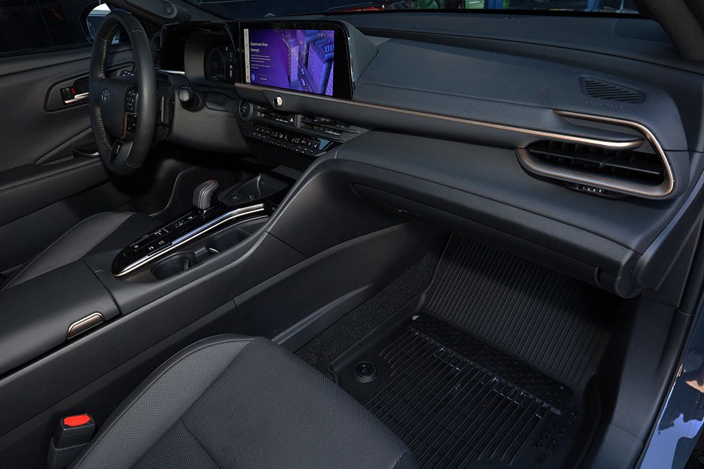 2025 Toyota Crown Signia Limited photo 21