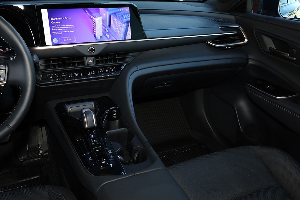 2025 Toyota Crown Signia Limited photo 22