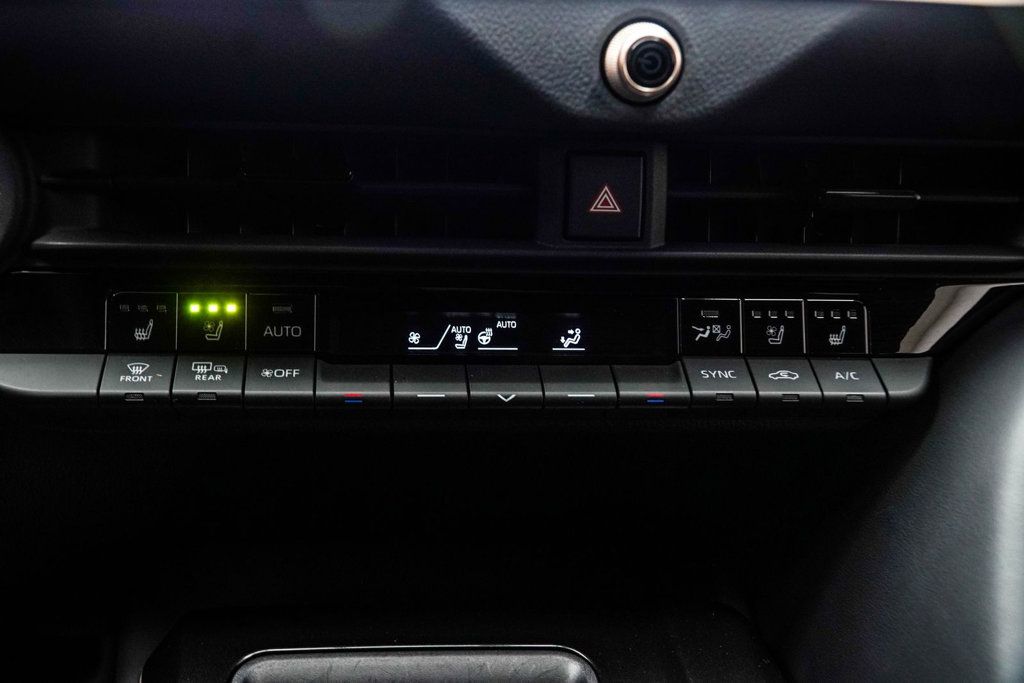 Toyota Crown Signia photo 24
