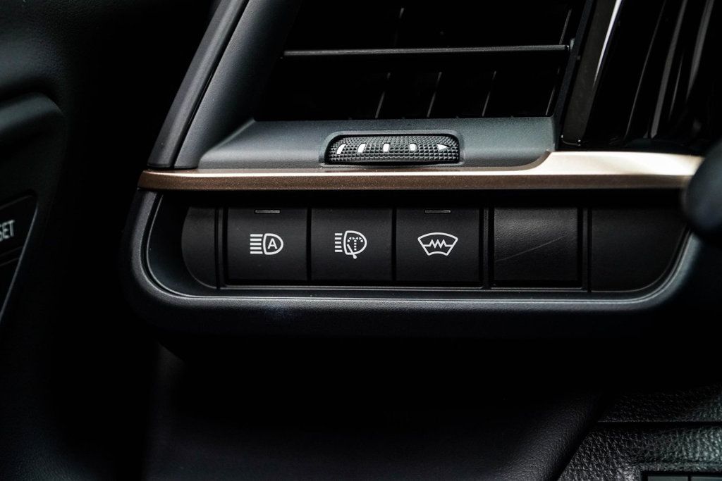 Toyota Crown Signia photo 31